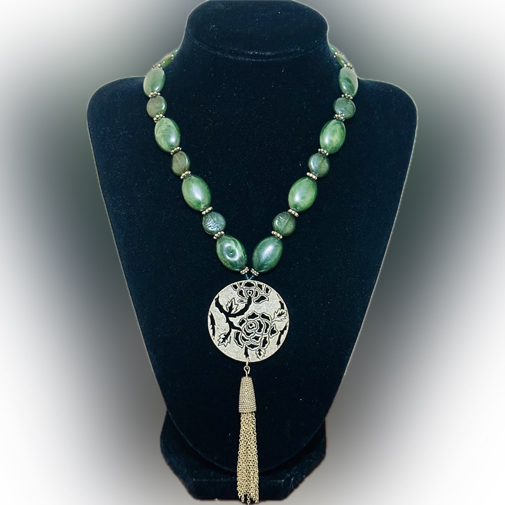 Elegant Green Beaded Necklace with Gold Pendant